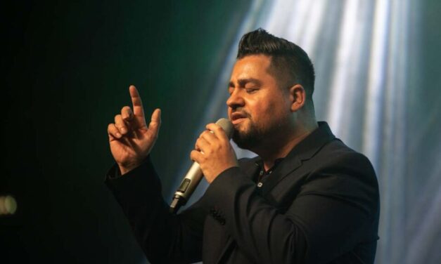 „Ezek a f.szfejek annyit tanultak meg a kib.szott Oxfordon, hogy hogyan kell megosztani az embereket” – szegedi koncertjén mondta el véleményét Caramel a kormányról