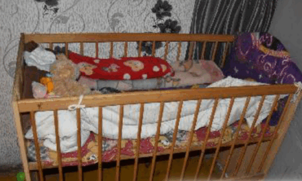 Borzalom Jászkiséren: eszméletlenül vittek kórházba egy 10 hónapos csecsemőt, a gyermek mindkét lába el volt törve, az orvosok szerint alultáplált volt