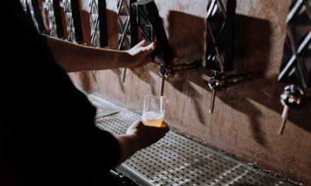 Balhé a kocsmában: hasba szúrták haragosukat az italozó férfiak, egy láncfűrész is előkerült