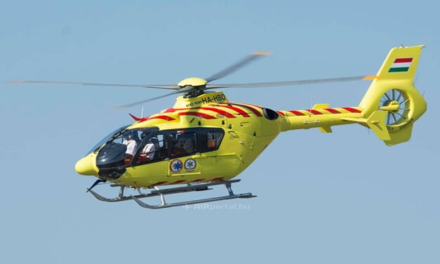 Vonatbaleset Tiszalökön: traktorral ütközött egy szerelvény, mentőhelikopter érkezett a helyszínre