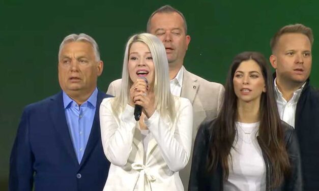 Munkába áll a Harcosok Klubja: Orbán Viktor Tóth Gabit is lecserélte, Muri Enikővel énekelte a Himnuszt a miniszterelnök