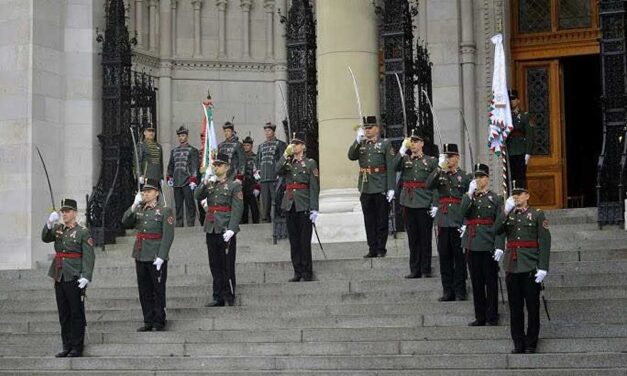 Botrány az Országgyűlési Őrség partiján: az egyik tiszt részegen, pénzt dugott kolléganője melltartójába, majd felborította a disznótorossal megpakolt asztalt