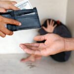 Milliókat csalt ki egy banda a magyar nyugdíjastól, elhitték a férfival, hogy egy kiskorú örömlánnyal feküdt össze