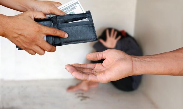 Milliókat csalt ki egy banda a magyar nyugdíjastól, elhitték a férfival, hogy egy kiskorú örömlánnyal feküdt össze