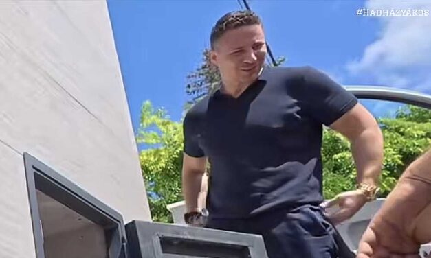 Bilincs helyett aranyórával a kezén viccelődik a siófoki luxusnyaralójában a korrupt végrehajtói kar vezetője, Schadl György