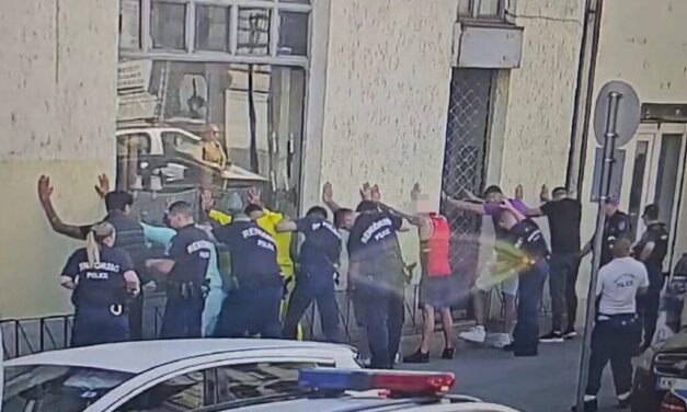 Tömegverekedés a Népszínház utcában: késsel támadtak a rendőrre a balhézók, fegyvert ragadott a őrmester
