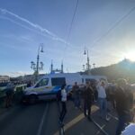 „Nem hagyjuk abba, Orbán takarodj” – több ezer ember tüntet Budapesten, a tömeg megpróbál átjutni Budára, a rendőrök ezt nem engedik