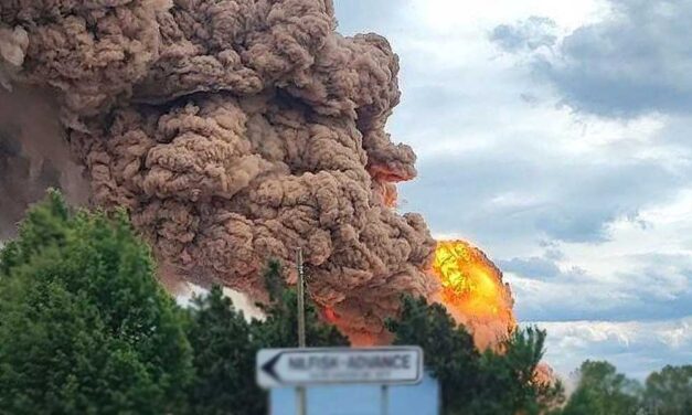 Hatalmas füst emelkedett a levegőbe a Csepel-szigeten, óriási lángok miatt vonultak a tűzoltók