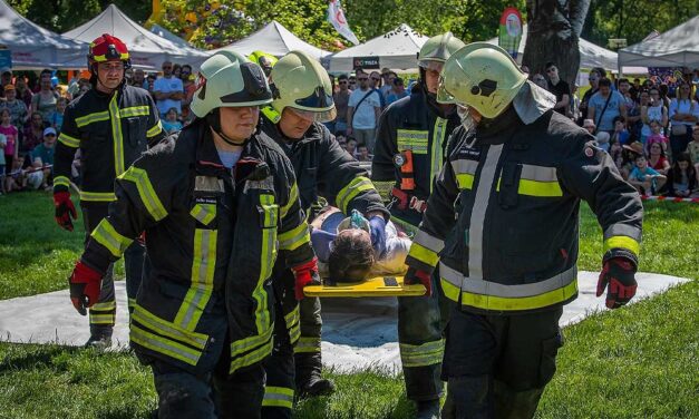 A kutató-mentők után a szentendrei önkéntes tűzoltók támogatását is visszautasította Gulyás Gergely minisztériuma, fideszes politikus szervezetei milliókat kaptak