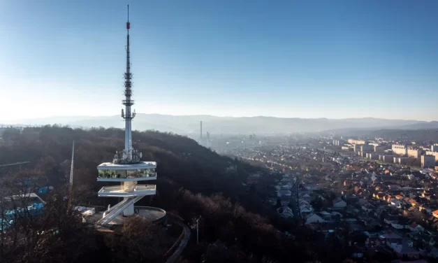 Többször hasba szúrta magát egy férfi Miskolcon, az Avasi kilátónál:  a felesége vette el tőle a kést