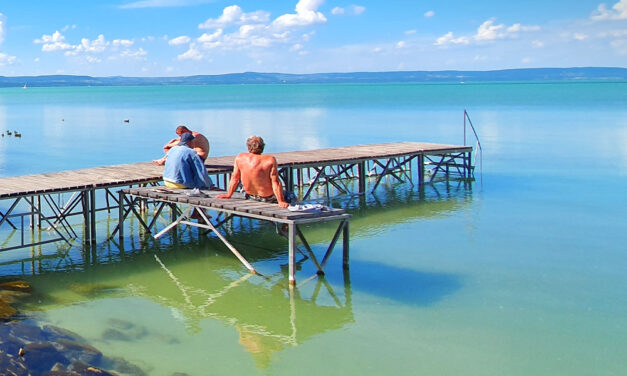 Dráma a Balatonon: beindult a gusztustalan algásodás, több helyen a fürdőzés is veszélybe kerülhet 