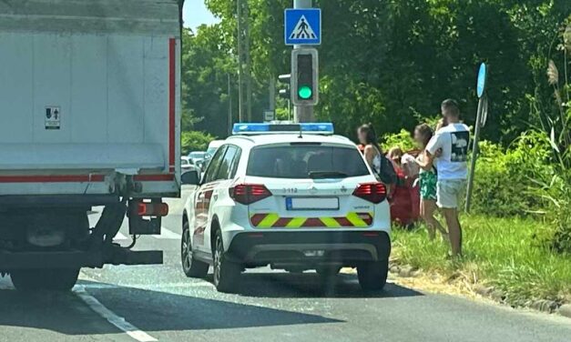 Villanyoszlopnak csapódott autóját siratta a szőke asszony, óriási dugót okozott az Egér úton