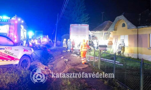Dráma Zalabaksán: egy 17 éves lány szobájába csapódott egy kamion, a lány kirepült az ágyból, nagyon súlyosan megsérült