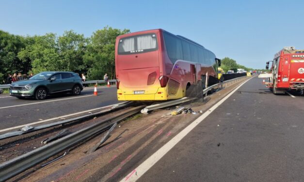 Gyerekekkel teli busz karambolózott az M3-as autópályán, Tunyogmatolcsnál vonattal ütközött egy autó