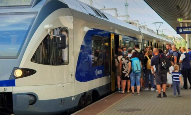 Mától húsz perc késés után visszatérítik a MÁV és Volán-jegyek árának felét