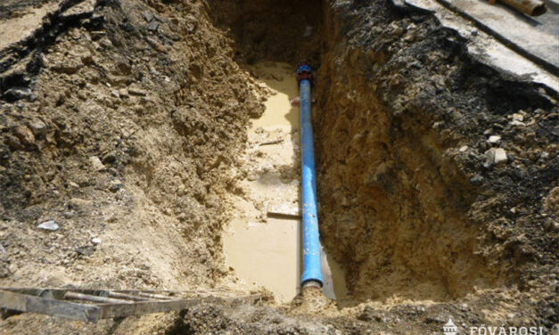 Csőtöréssorozat Dunakeszin: már 8 helyen törött el egy nagy átmérőjű vezeték, a fél város víz nélkül maradt