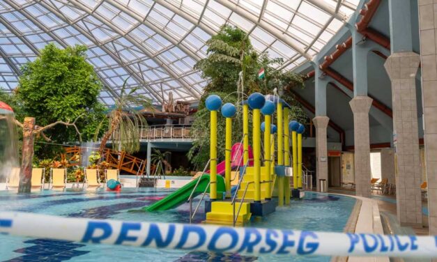 Tragédia a debreceni strandon: rosszul lett és meghalt a medencében egy vendég