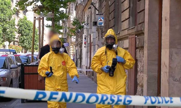 Egy droglaborra csaptak le a készenléti rendőrök egy droglaborra Budapest belvárosában: vegyvédelmi ruhában helyszíneltek a lakásban