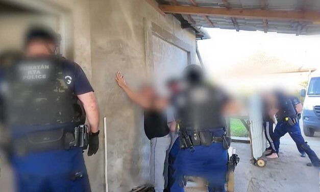 Rémségek háza Patrohán: sokkolóval és sodrófával bántalmazták a rabszolgaként tartott nőt, amikor az asszony meghalt, holttestét kidobták az autóból