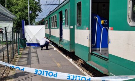 Halálos gázolás Sashalmon: fülhallgatóval a fején sétált be a 30 éves férfi a sashalmi HÉV megállóba, a vonatvezető próbálta életben tartani a gyalogost