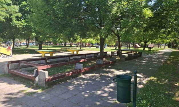 Órákra magára hagyták egy játszótéren a 6 éves unokájukat a felelőtlen nagyszülők, a szomorú kisfiúra egy járókelő talált rá