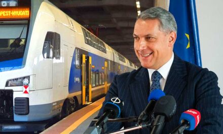 Lázár Jánosék hangosbemondón hirdették a vonatokon, hogy Budapest felelőtlenül gazdálkodik, miközben éppen összeomlott a balatoni fővonal vasúti közlekedése