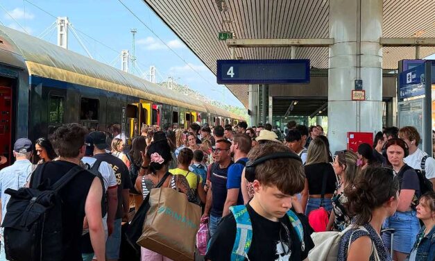 24 órán belül másodszor omlott össze a balatoni vonatközlekedés: több ezer utas vesztegel Kelenföldön