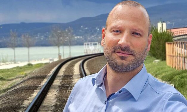 Összeomlott a MÁV: Nagy Bálint, Keszthely országgyűlési képviselője szerint pech, ha jó időben sokan akarnak a Balatonra vonattal utazni