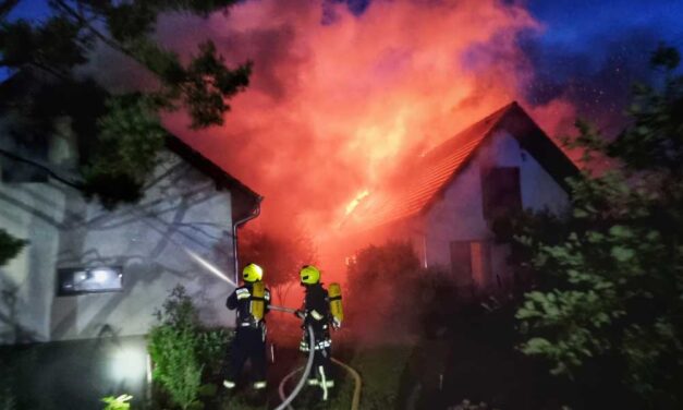Villámcsapás miatt leégett két családi ház Budakeszin: egy három és egy négygyermekes család maradt otthon nélkül