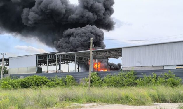 Óriási lángokkal ég egy papírhulladék lerakó Maglódon: a tüzet több településről is látni lehet, rengeteg tűzoltó küzd a lángokkal