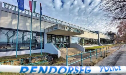 Vádat emeltek a váci kukkoló ellen: ő az a férfi, aki a városi uszoda öltözőjében rejtett kamerát épített be a faliórába