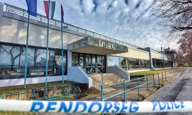 Vádat emeltek a váci kukkoló ellen: ő az a férfi, aki a városi uszoda öltözőjében rejtett kamerát épített be a faliórába