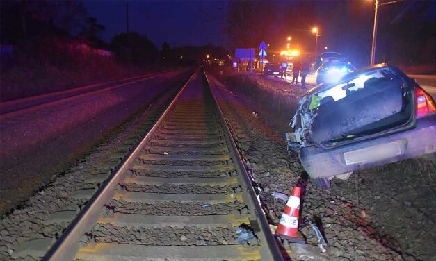 Voantbaleset Nyíregyházán: buli után, részegen ült volán mögé egy nő, autójával a sínek közzé szorult, jött a záhonyi gyors