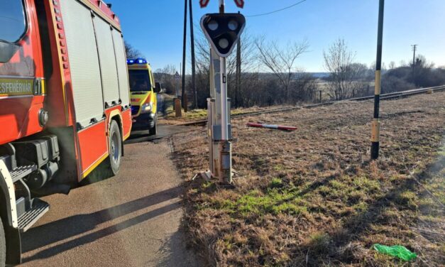 Tragédia a vasúti átjáróban: nem használta a biztonsági övet, kirepült az autójából a vonat elé hajtó idős nő