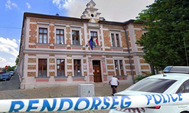 Dráma Tatán: a buszon felejtette az alvó elsős gyermeket az osztályfőnök, a 7 éves kislány kitörte az ablakot, így  megmenekült meg a fulladástól