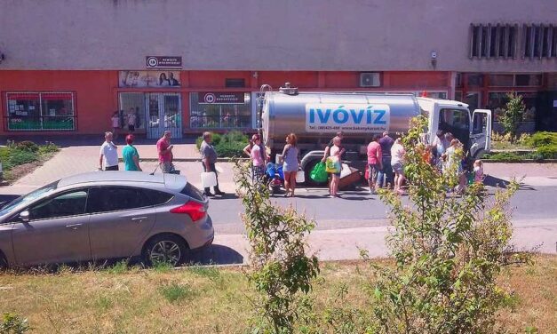 Dráma a 10-es főút mentén: Egymás után hatodszor törött el a vízvezeték, három településen egy hete nincs víz