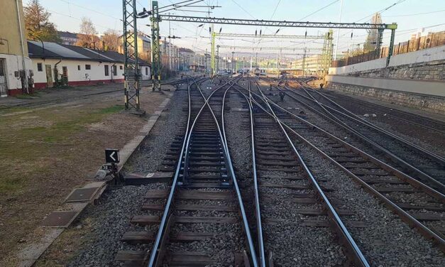 Egy hónapra lezárják a pécsi vasútvonal egyik szakaszát, emiatt jelentősen nő az eljutási idő Budapest, Pécs és Kaposvár között