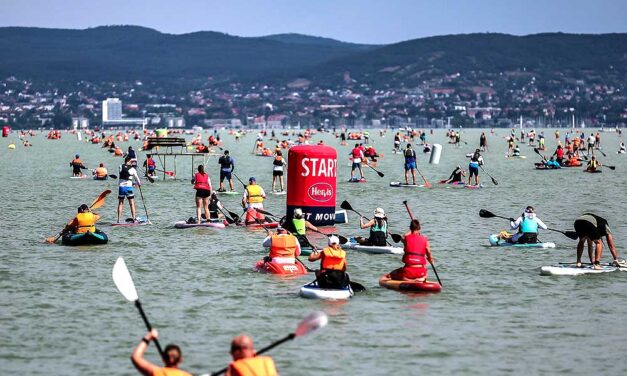 Őrület a Balatonon: 4 ezren vágtak neki az idei Hervis Balaton-átevezésnek – Fótókkal