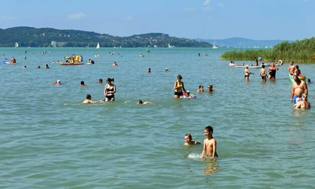 Hol a legmelegebb a Balaton? Egyre gyakrabban a kritikus 30 fok fölé megy a víz hőmérséklete, miért baj ez?