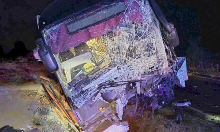 Tragikus buszbaleset a 81-esen: egy ember meghalt, 11-en megsérültek