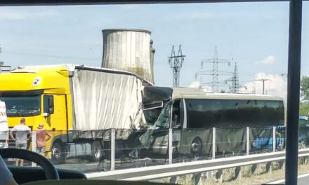 Súlyos baleset Várpalotánál: belerohant egy kamionba a busz, többen megsérültek, több mentő és mentőhelikopter a helyszínen