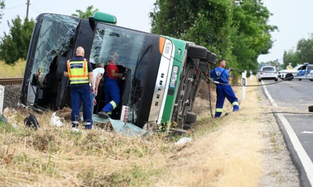 Ukrán gyermekcsoport utazott a Kunszentmártonnál balesetet szenvedett buszon, egy 17 éves sérült lánynak amputálni kellett a kezét