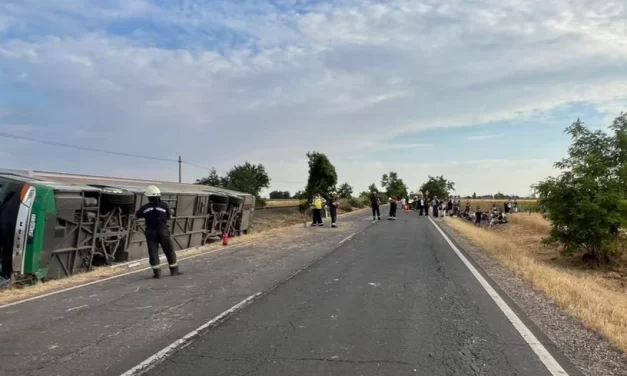 Buszbaleset Kungyalunál: 77 utassal vorult árokba a busz