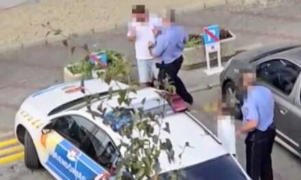 “Utolsó felszólítás! Állj oda!” – Elveszítette türelmét a rendőr és gázspray-vel közvetlen közelről arcon fújta az őt videózó férfit