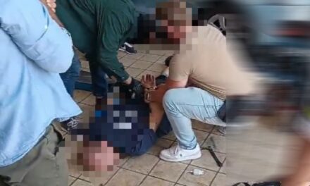 Két fiatal arra kényszerített egy nőt, hogy idősebb férfiakkal bújjon ágyba, a fiúk cserébe kábítószert kértek – videó a cikkben
