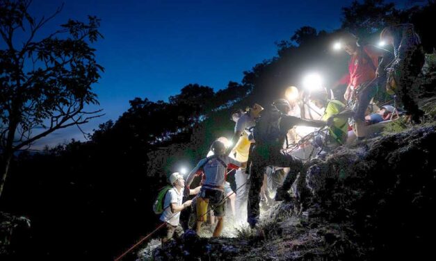 Zuhanás közben a hegyoldalba csapódott és súlyosan megsérült egy siklóernyős Székesfehérvár közelében