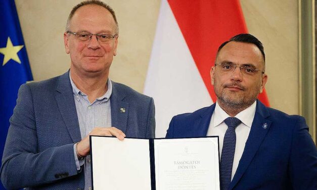 Magyar Péter demonstrációján szónokló szigetszentmiklósi polgármester oklevelet vett át az Orbán-kormány miniszterétől, Navracsics Tibortól