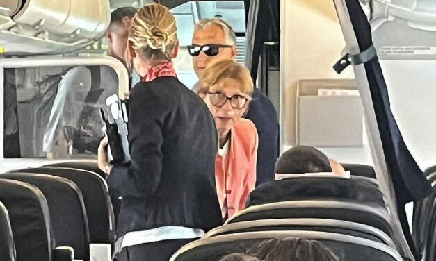 Lefotózták Orbán Viktort és feleségét Párizsban egy repülőgépen, nem hiszed el ki készítette a képet