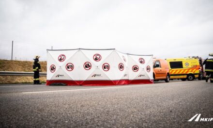 Vége a katasztrófaturizmusnak: mostantól paravánnal takarják el a baleseti helyszíneket az autópályákon