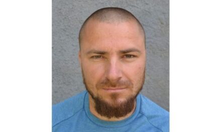 Kegyetlen gyilkost köröznek Magyarországon: baltával végzett a feleségével, majd rágyújtotta a házat